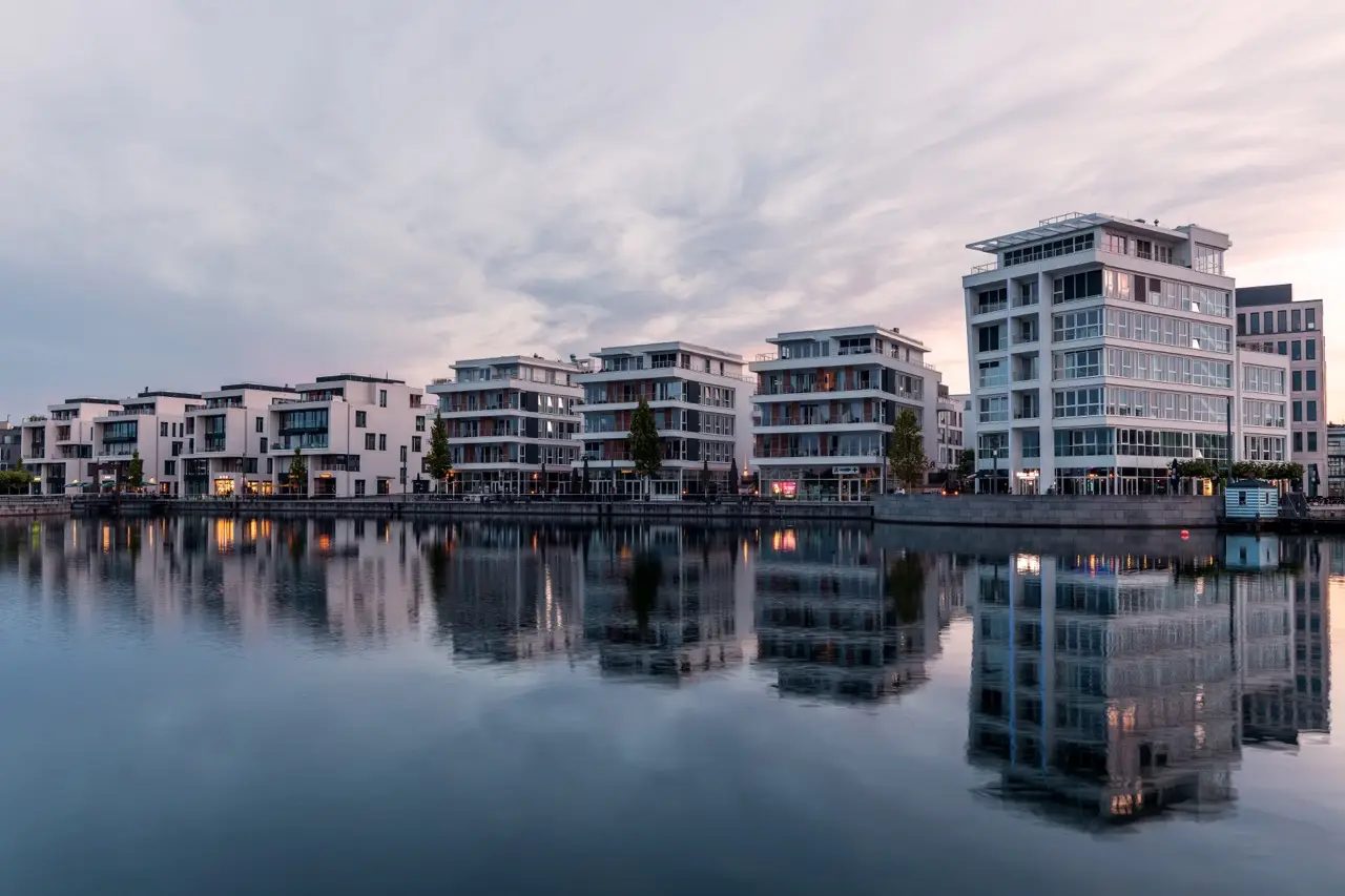 Moderne Mehrfamilienhäuser an einem Hafenbecken