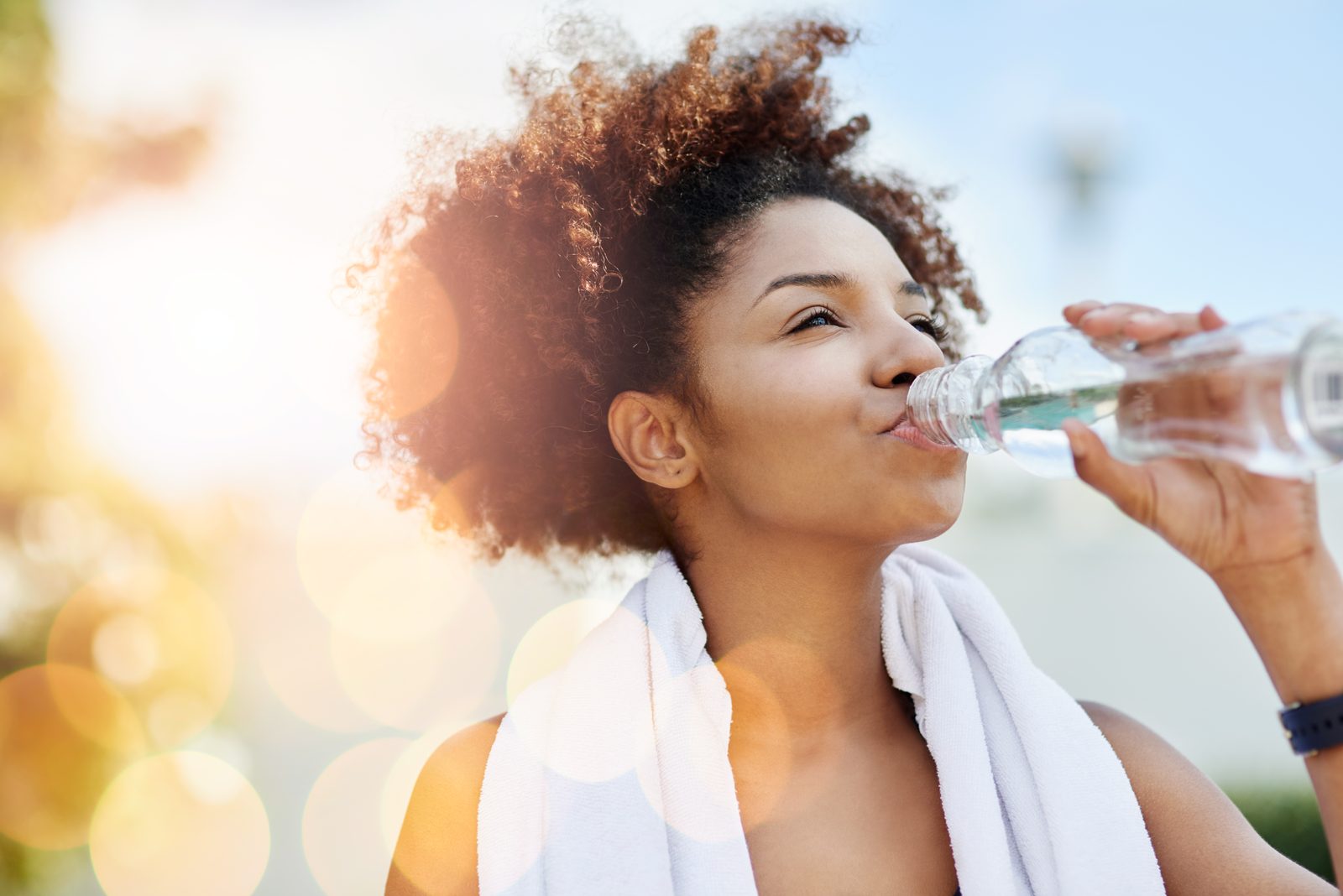 Frau trinkt Wasser aus einer Flasche