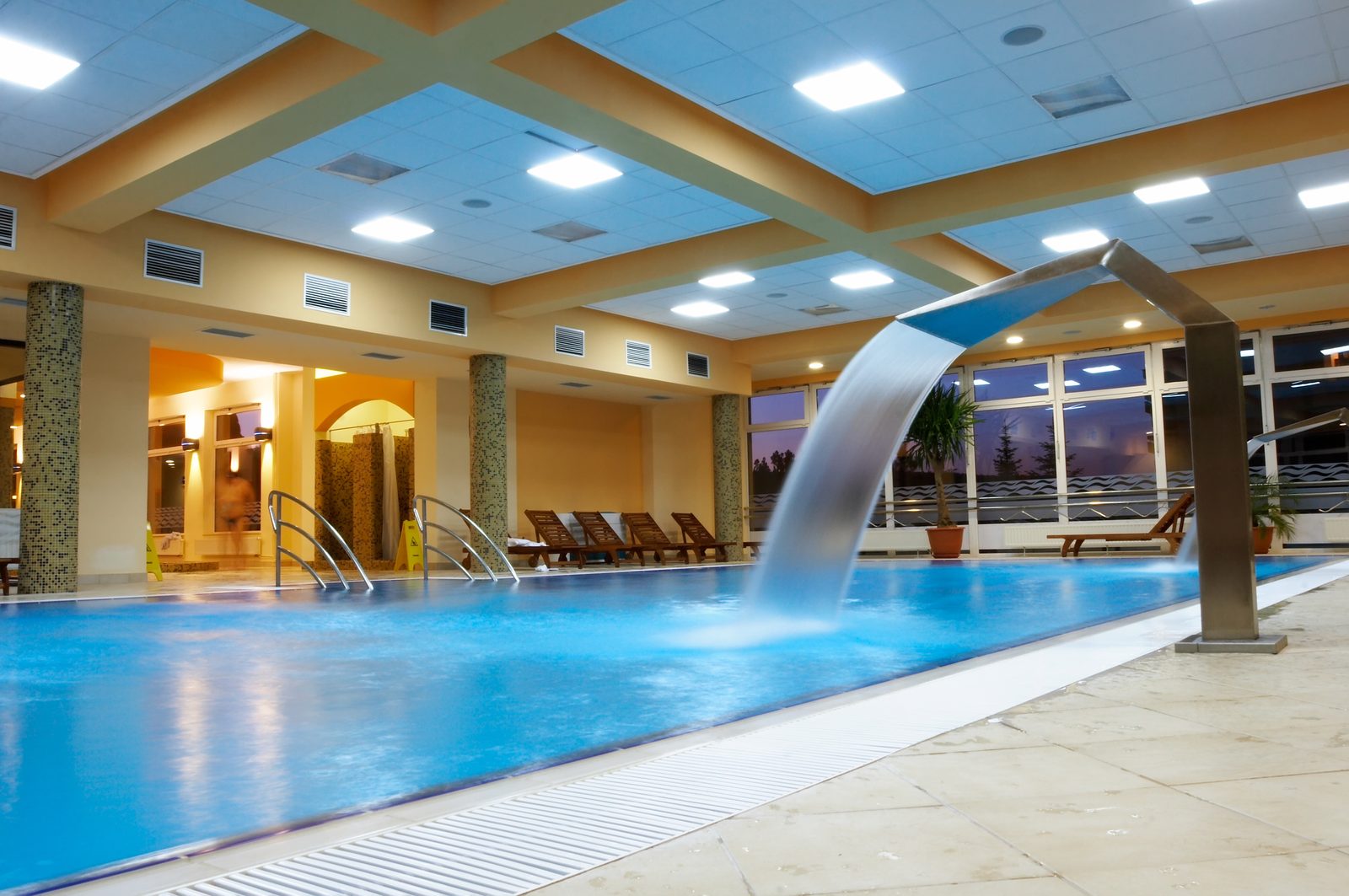 Freibad mit Schwimmbecken von oben